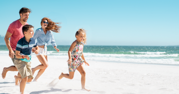 une famille qui court sur la plage 